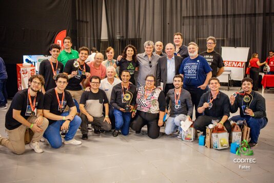 Grupo de estudantes de tecnologia trabalhando em laboratório de informática