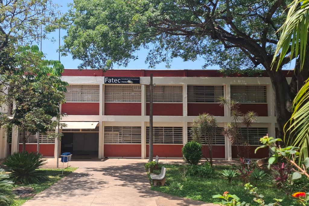Fachada de instituição de ensino tecnológica