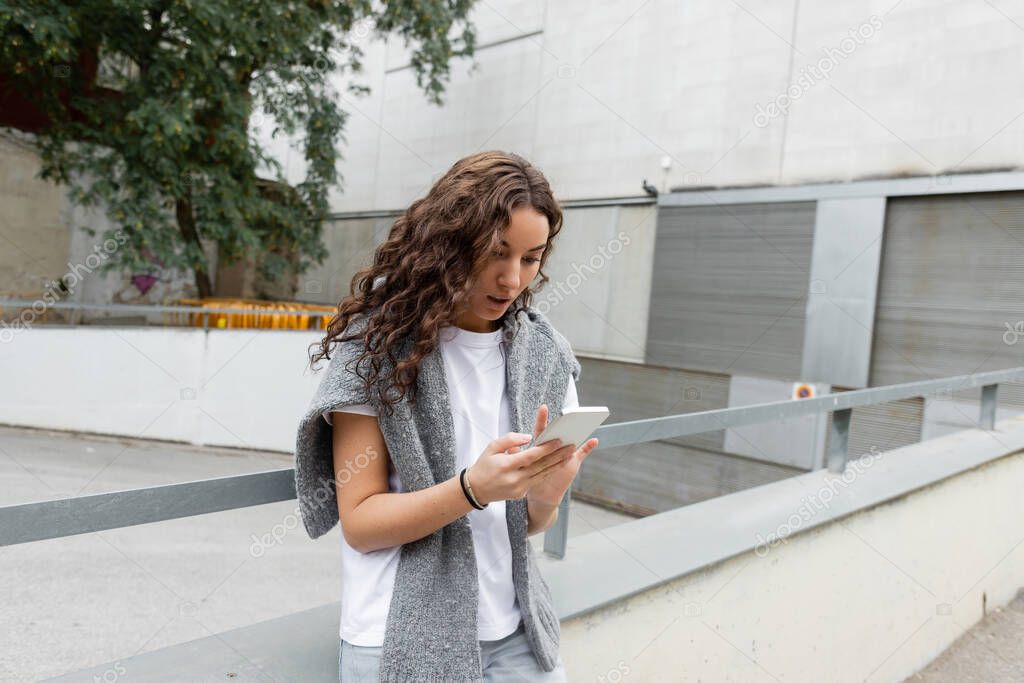 Pessoa usando aplicativo em smartphone